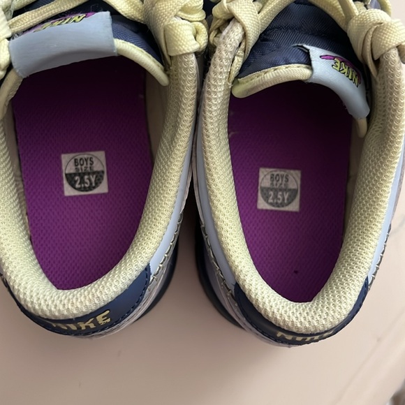 Nike Dunks Youth 2.5 Shoes - Picture 5 of 8